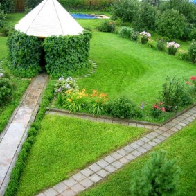 Allée de jardin jusqu'au gazebo d'été