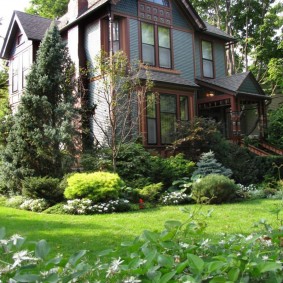 Vue d'une maison à deux étages dans une zone rurale