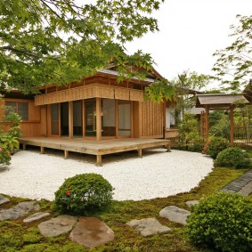 Gravier blanc devant un gazebo de jardin