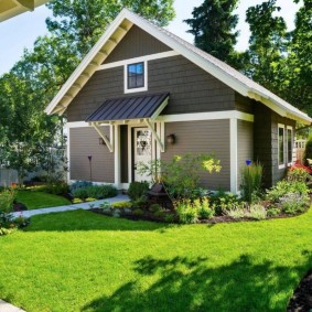 Pelouse verte devant une maison de jardin