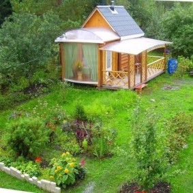 Bathhouse avec cuisine d'été à l'arrière de la parcelle