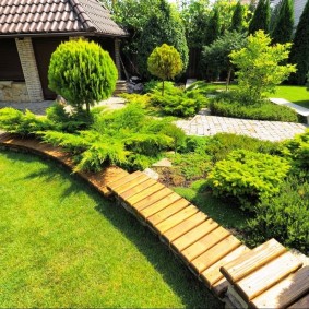 Allée de jardin faite d'éléments en bois