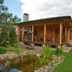 Étang décoratif devant le sauna avec terrasse