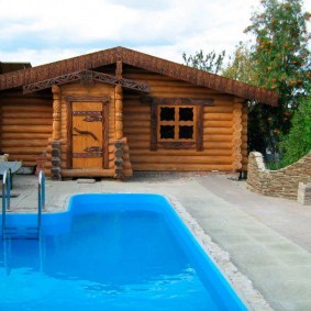 Bain en rondins avec piscine d'été