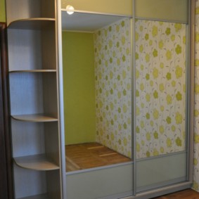 Sliding wardrobe with open shelves