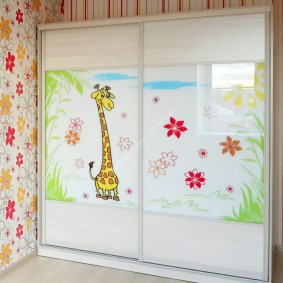 Sticker with giraffe on the cabinet door