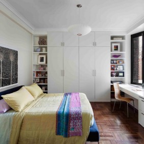 Chambre d'adolescent avec mobilier blanc