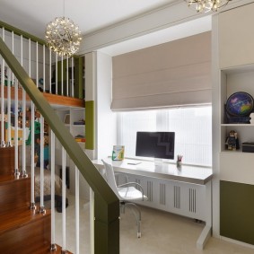 Escalier en bois dans une chambre d'enfant