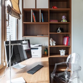 Chaise en plastique devant la table dans la chambre