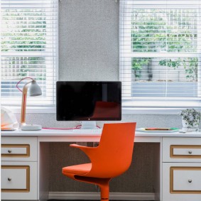 Chaise lumineuse devant le bureau