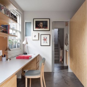 Plancher gris à l'intérieur du bureau