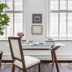 Table légère avec plateau en verre