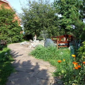 Chemin de jardin plat en pierre