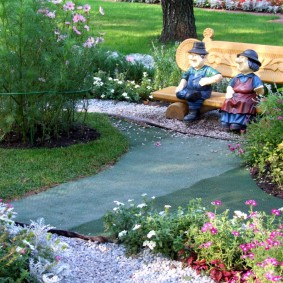 Figures de jardin sur un banc en bois