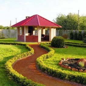 Chemin sinueux vers le gazebo du jardin