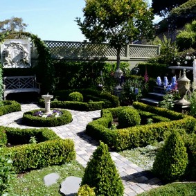 Style régulier dans le paysage du jardin