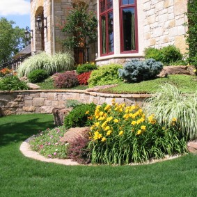 Parterre de fleurs compact devant une maison en brique