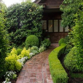 Tuiles de clinker sur l'allée du jardin