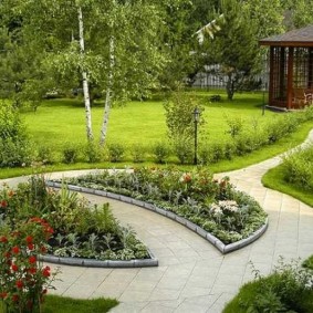 Un petit gazebo à l'arrière du jardin