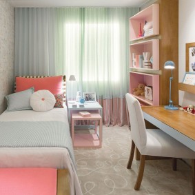 Chambre étroite pour une petite fille