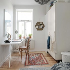 Tableau blanc dans la chambre d'une adolescente