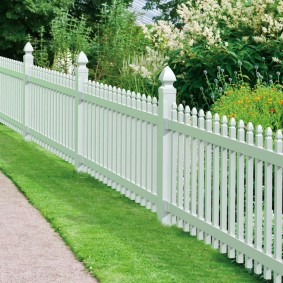 Clôture en bois blanc