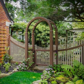 Pergola en bois au-dessus de la porte dans le jardin