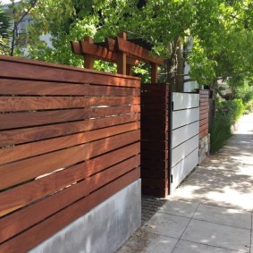 Clôture en bois à l'entrée de la cour d'une maison privée