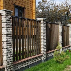 Piliers de briques décoratives dans une maison de campagne à la campagne