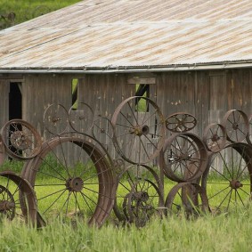 Clôture dans le pays de vieilles roues métalliques