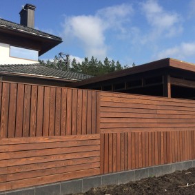 Clôture élégante faite de pièces en bois