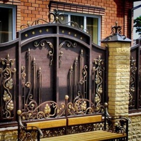 Shod shop in front of a fence of a private house