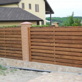 Finition de la base de la clôture avec de la pierre naturelle