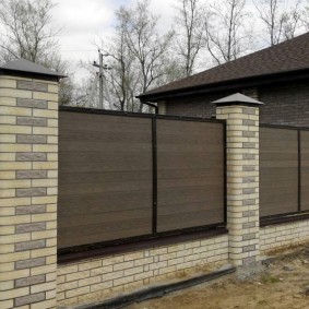 Sections de clôture en bois sur un châssis en acier