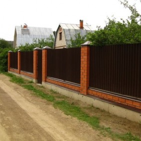 Chemin de terre dans un chalet d'été