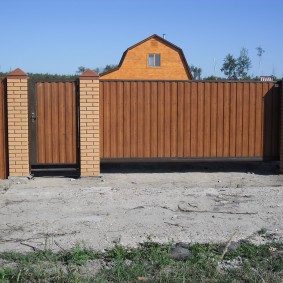 Toit d'une maison avec grenier résidentiel