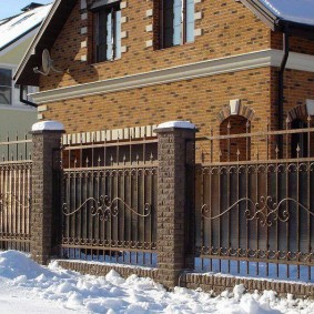 Antenne parabolique sur la façade d'une maison de campagne