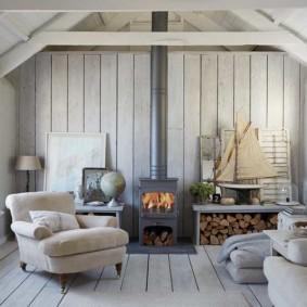 Poêle à ventre dans une pièce de style scandinave