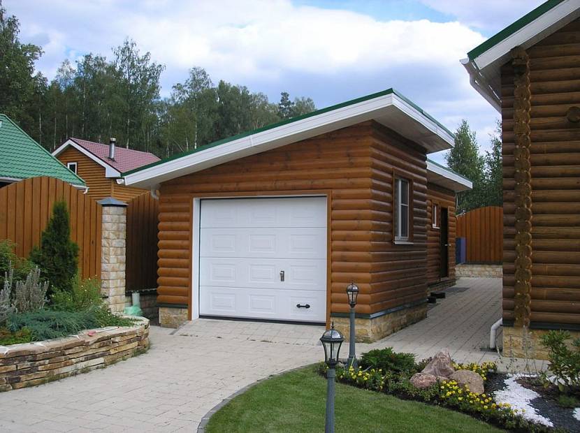 Garage en bois près d'une maison privée