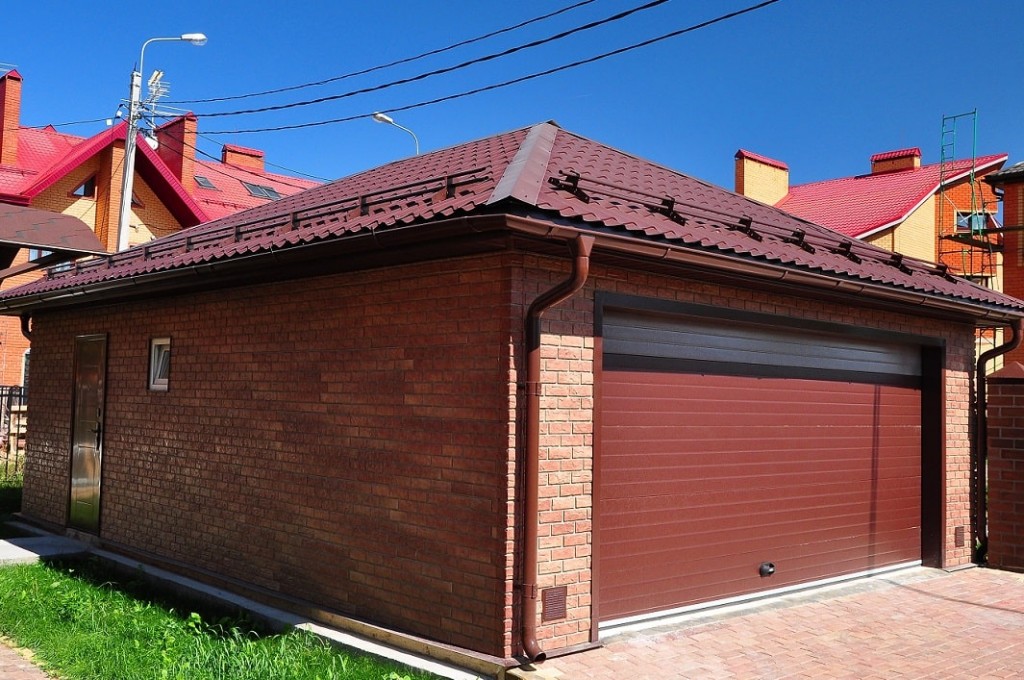 Tuile métallique sur le toit d'un garage dans une maison privée