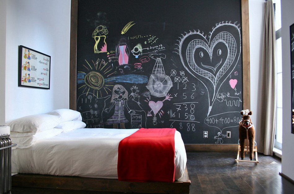 Chambre d'enfants avec mur en ardoise