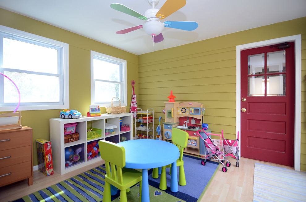 Un petit rack dans l'aire de jeux de la chambre des enfants