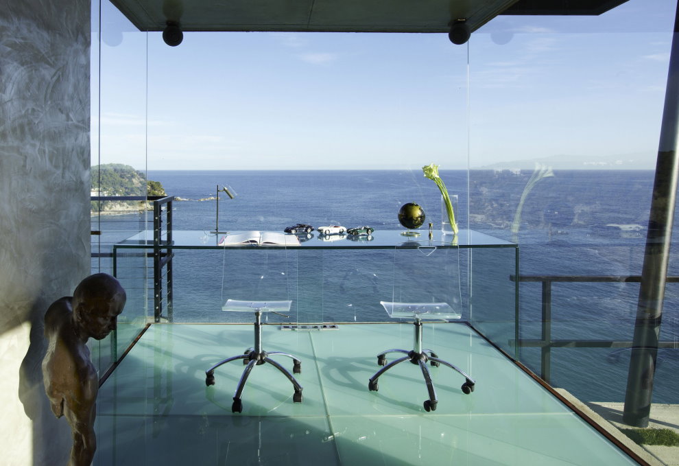 Armoire en verre dans une maison au bord de la mer