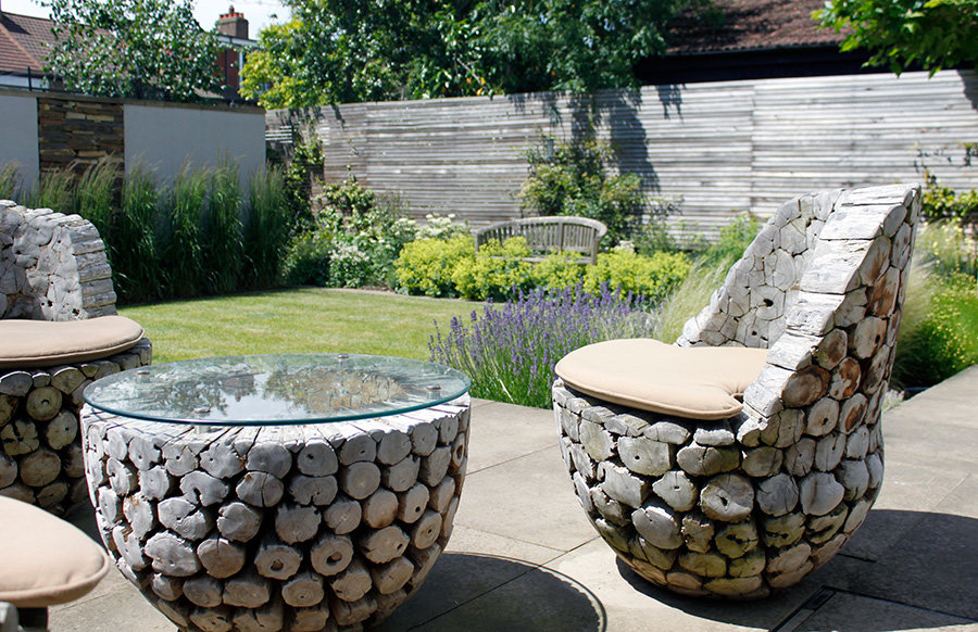 Fauteuil en rondins de bois dans le jardin éco-style