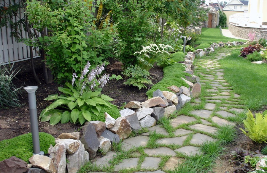 bordure de pierre le long du chemin du jardin