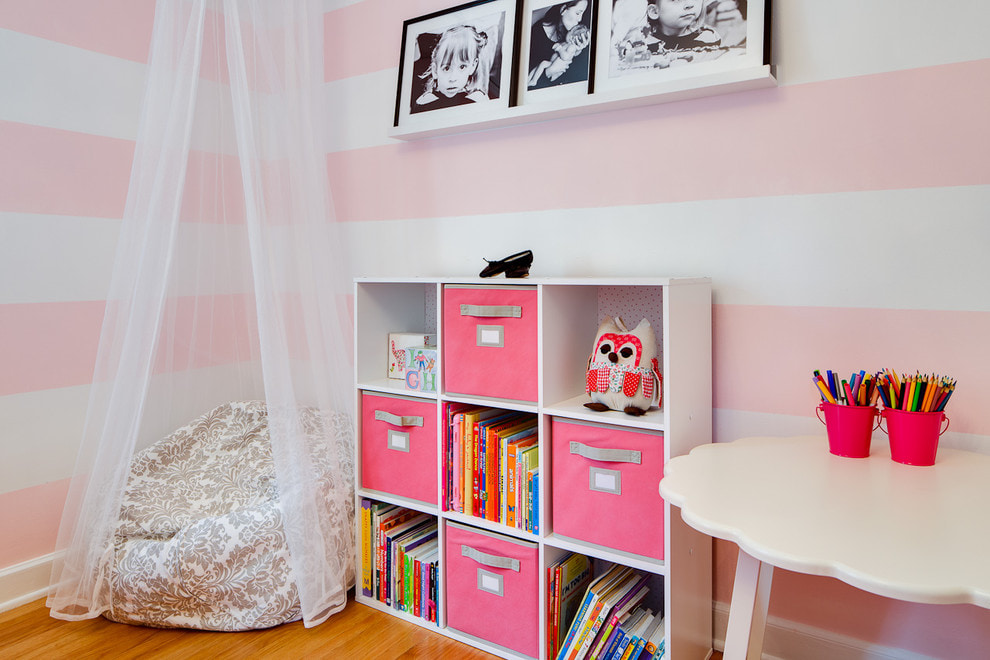 Photo noir et blanc sur une étagère dans une chambre d'enfant