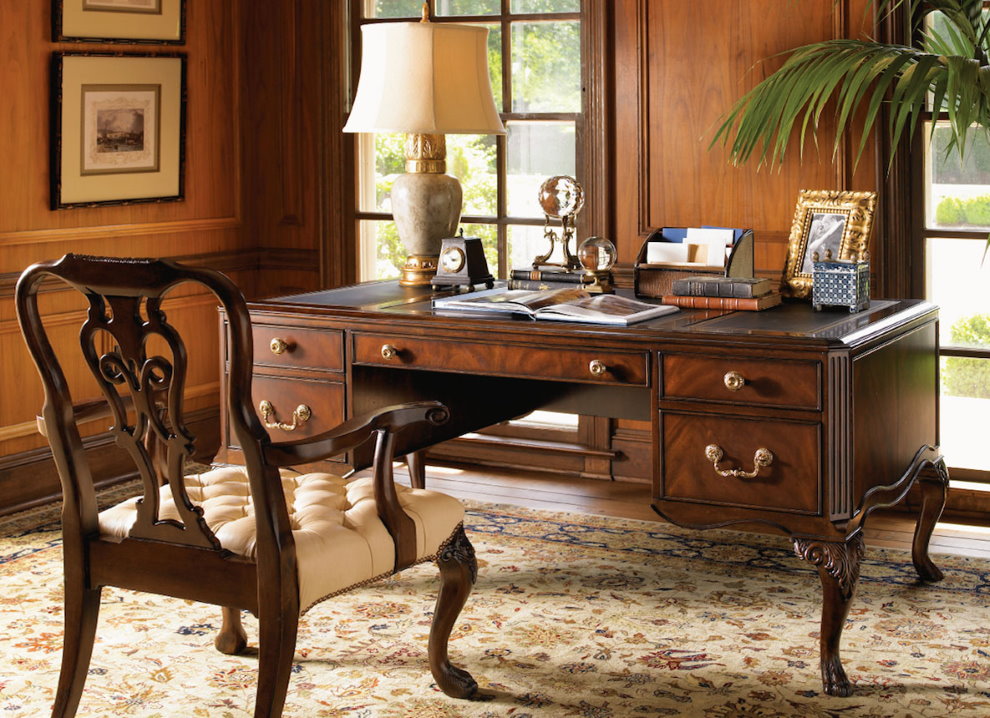 Table en bois pour un bureau classique