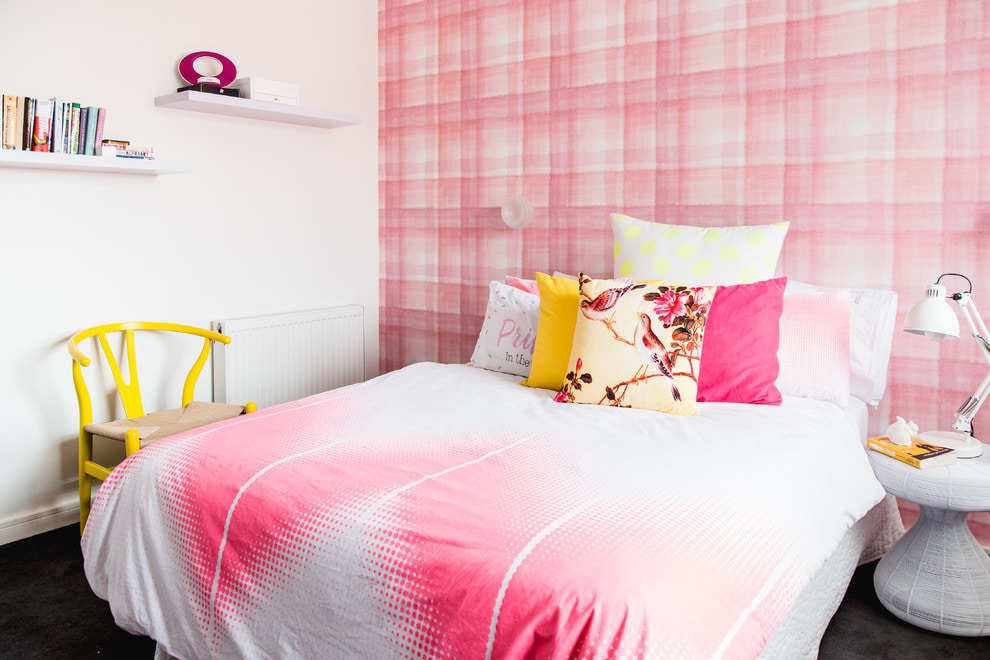 Chaise haute jaune dans la chambre à carreaux rose