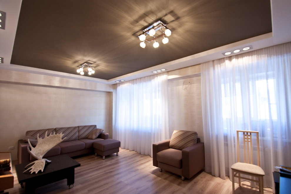 Plafond tendu marron avec lustres