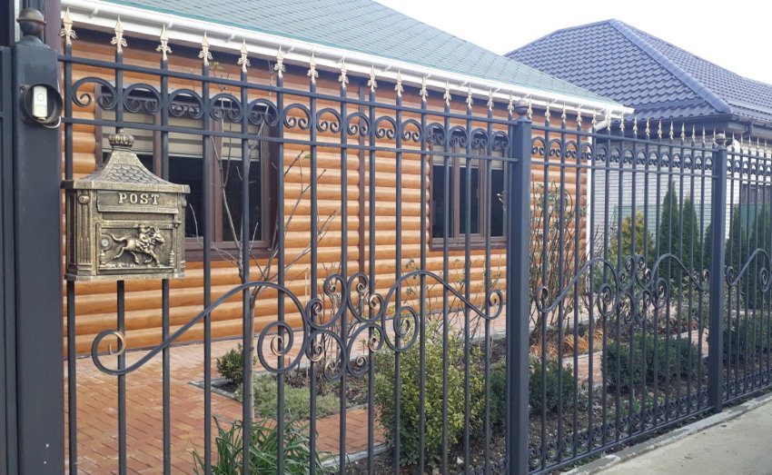 Clôture forgée dans le jardin avant d'une maison privée